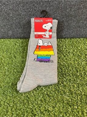Peanuts Snoopy Men's Gray LGBTQ Crew Socks with Rainbow Doghouse Size 10-13